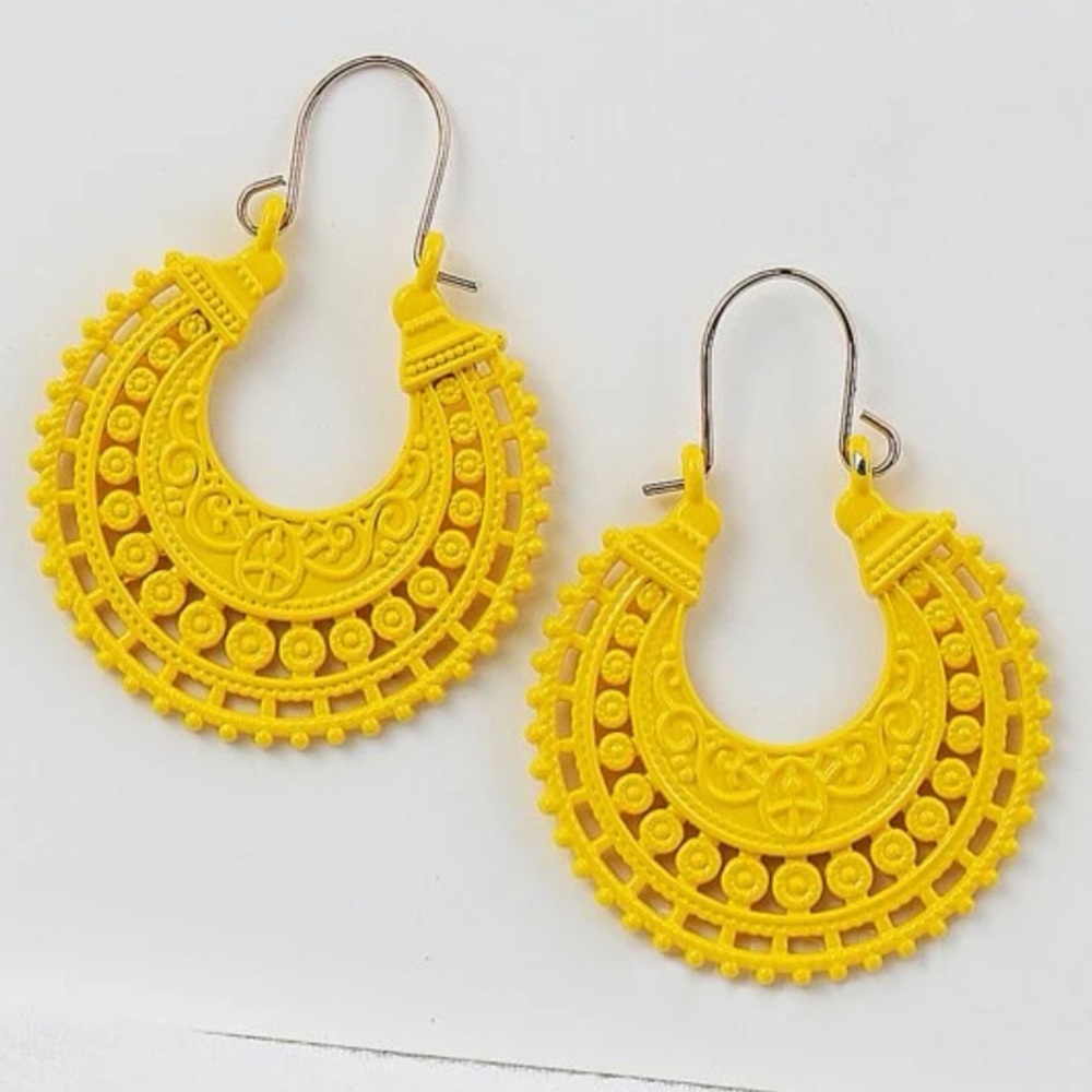 🦋 3/$24 Bright yellow metal hoop engraved earrings / NWOT - Picture 3 of 4